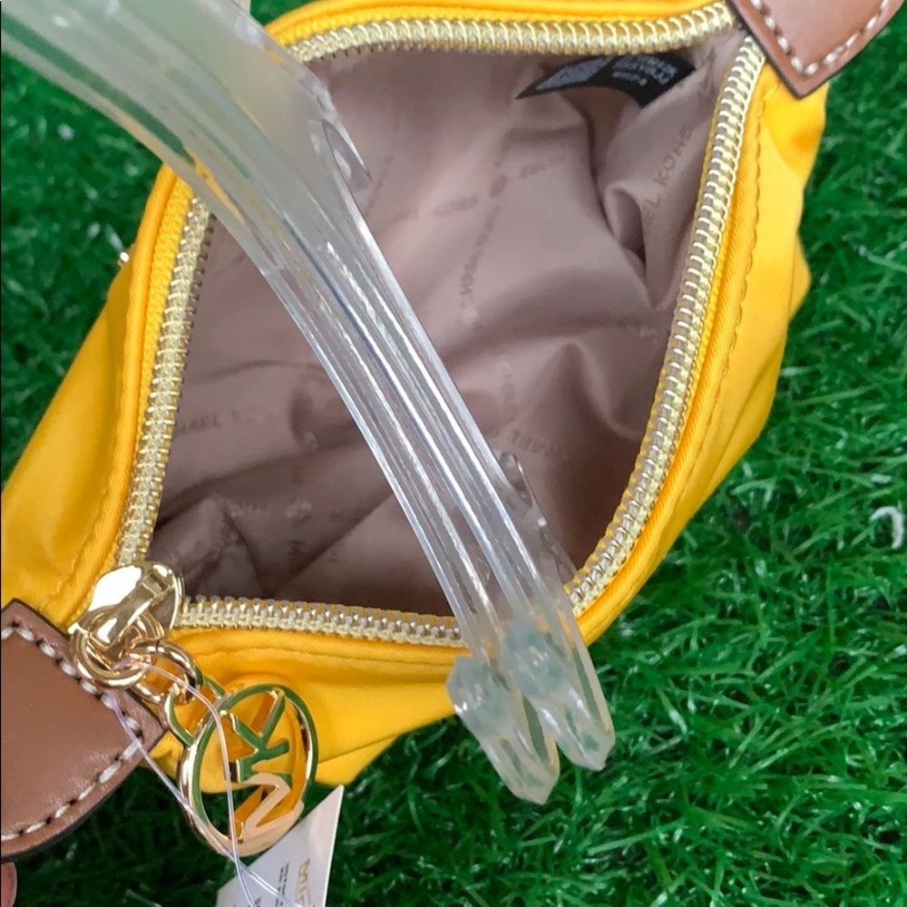 MICHAEL KORS TRAVEL XS POUCH CITRUS - Picture 11 of 16